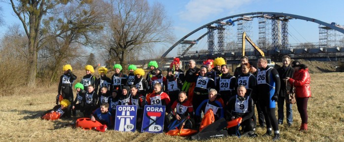 Twardziele na mecie- łódź desantowa dla WOPR-u